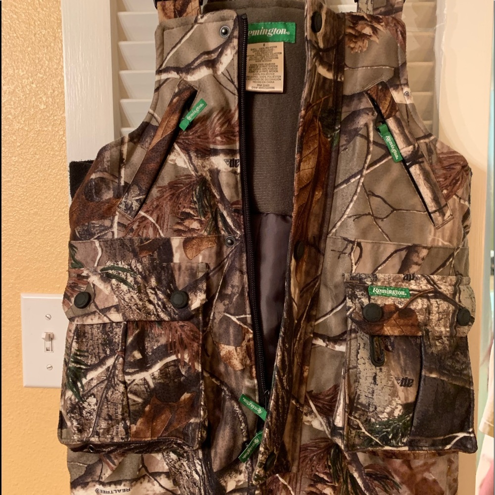 ❌SOLD❌ size 8 Remington RealTree insulated bibs